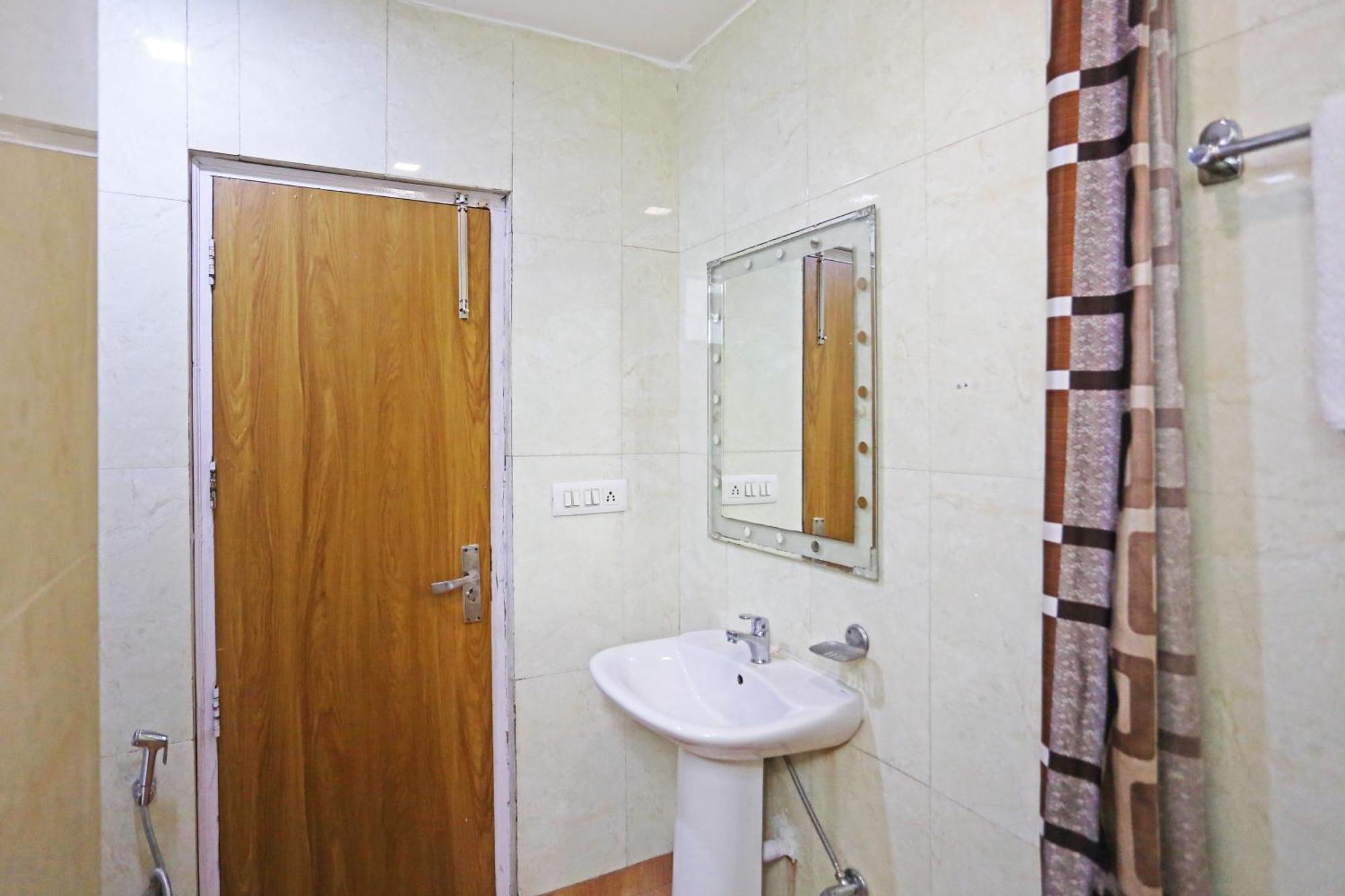 ניו דלהי Hotel Preet Palace -5 Mints Walk From Nizamuddin Railway Station מראה חיצוני תמונה