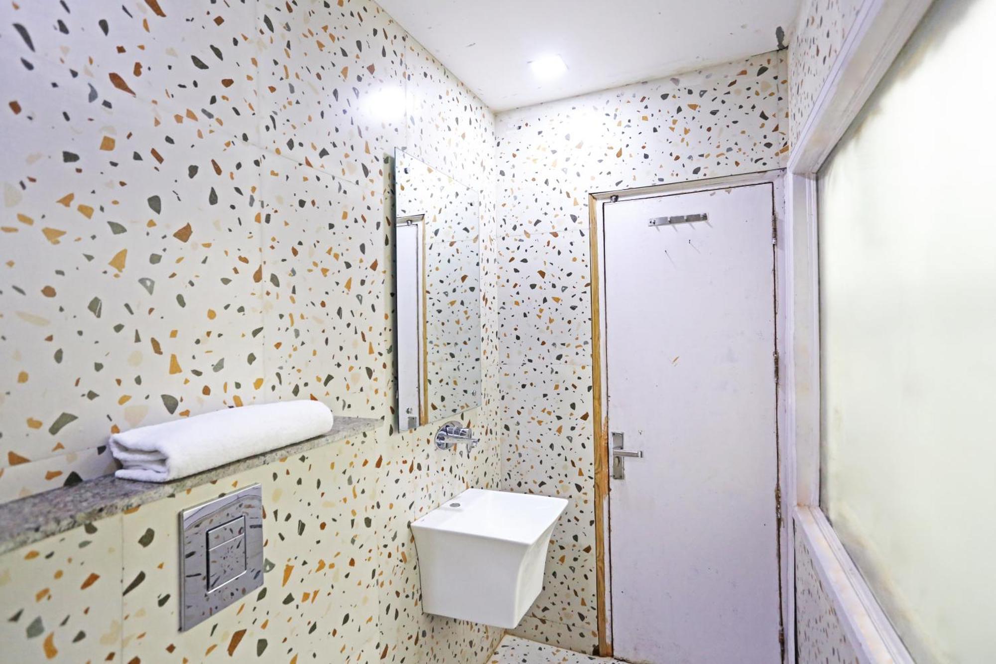ניו דלהי Hotel Preet Palace -5 Mints Walk From Nizamuddin Railway Station מראה חיצוני תמונה